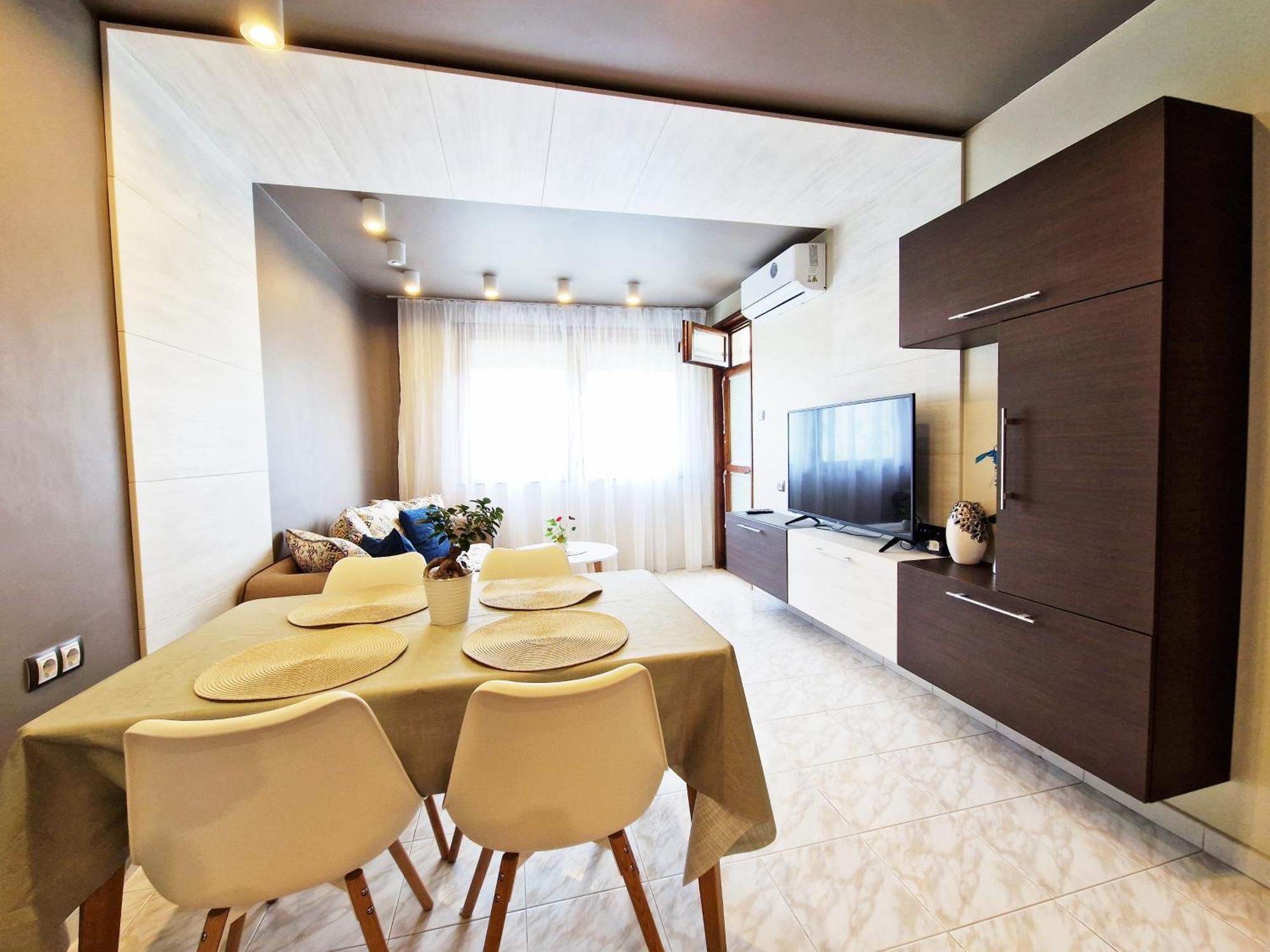 - Spacious Designer In Apartment